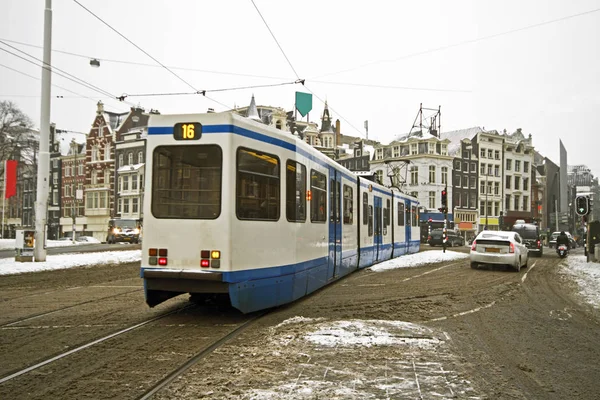 Tram Guida Nella Nevosa Amsterdam Nei Paesi Bassi — Foto Stock