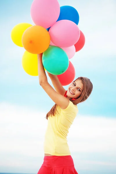 Fille Heureuse Tenant Tas Ballons Air Coloré Plage — Photo