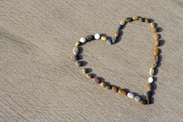 Сердце Небольшого Камня Мокром Песке — стоковое фото