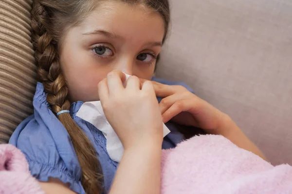 Potret Close Seorang Gadis Muda Meniup Hidung Dengan Kertas Tisu — Stok Foto