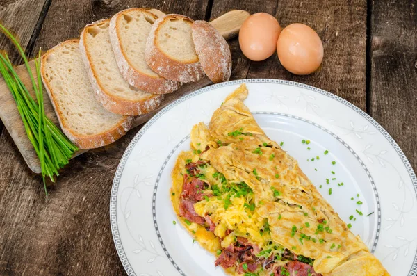 Omelet Met Spek Kaas Thuis Brood Bieslook Bovenop — Stockfoto
