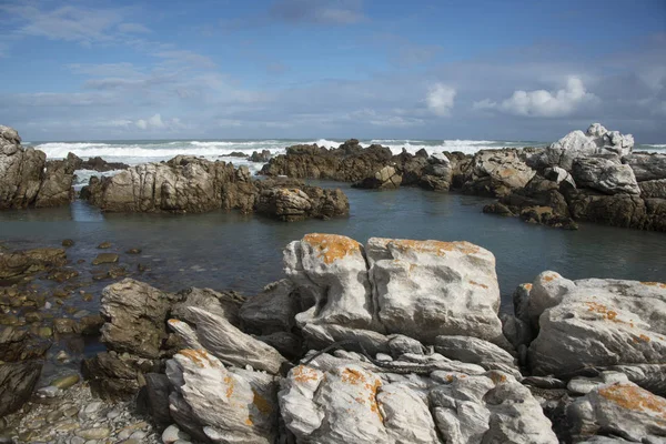 Rocas Mar Cabo Agulhas Eith Olas Rompiendo Fondo — Foto de Stock