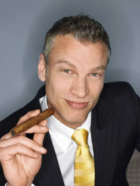 Hombre Sosteniendo Cigarros — Foto de Stock