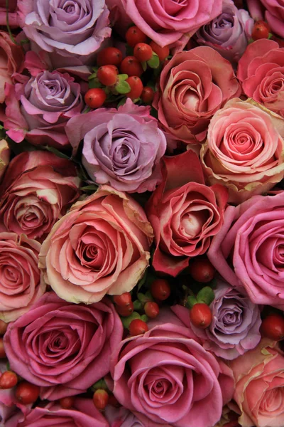 Arrangement Mariage Avec Des Roses Pastel Des Baies — Photo