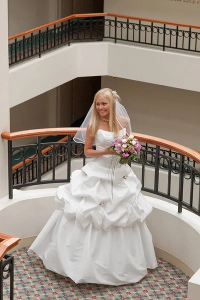 Красивая Блондинка Невеста Букет Цветов Галерее — стоковое фото