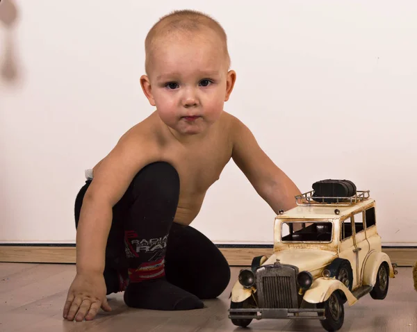 Мальчик Игрушечной Машиной — стоковое фото