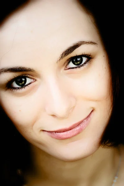 緑色の目で美しい幸せな女 — ストック写真
