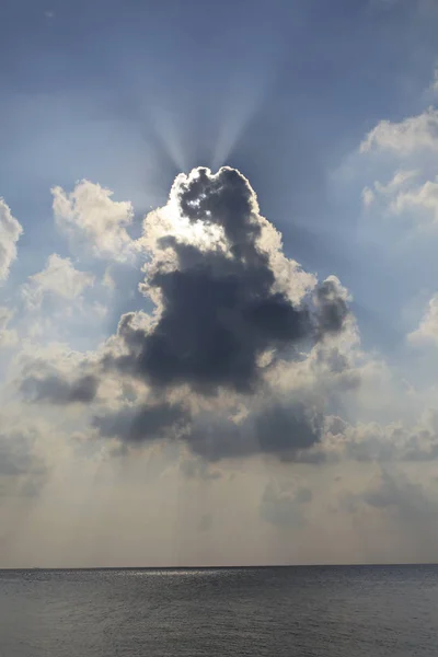 Sonnenstrahlen Die Durch Wolken Dringen — Stockfoto