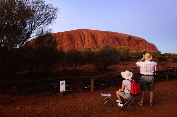 Tourists Dawn Mountain Tourists Observe Dawn Monolith Uluru First Beams — Stock Photo, Image