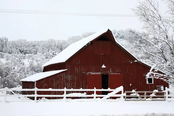 Granero Rojo Grande Nieve — Foto de Stock