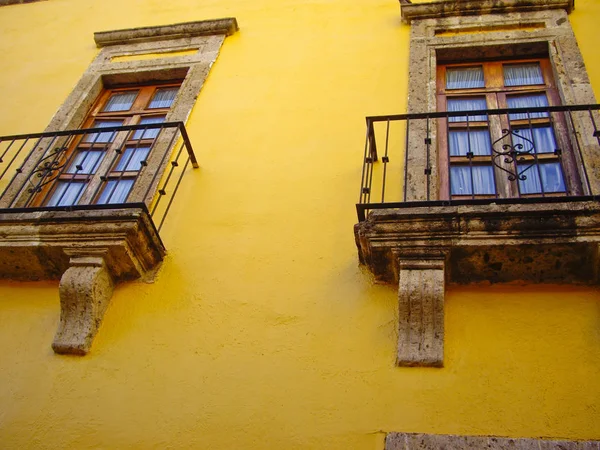 Koloniale Ramen Gele Muur — Stockfoto