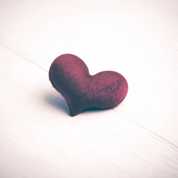 Coração Vermelho Mesa Branca Estilo Vintage — Fotografia de Stock