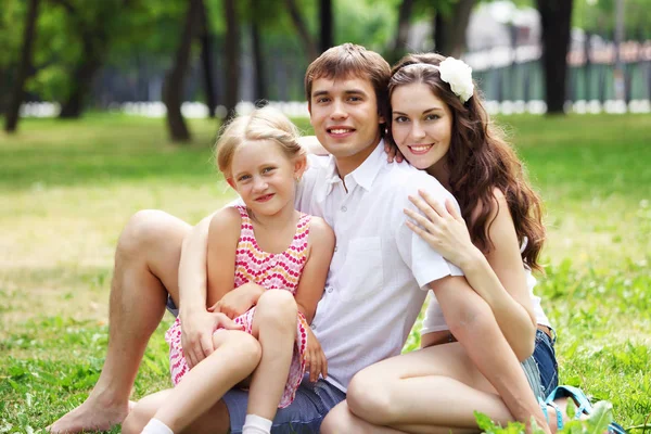 Jovem Família Livre Grama Parque Verão — Fotografia de Stock