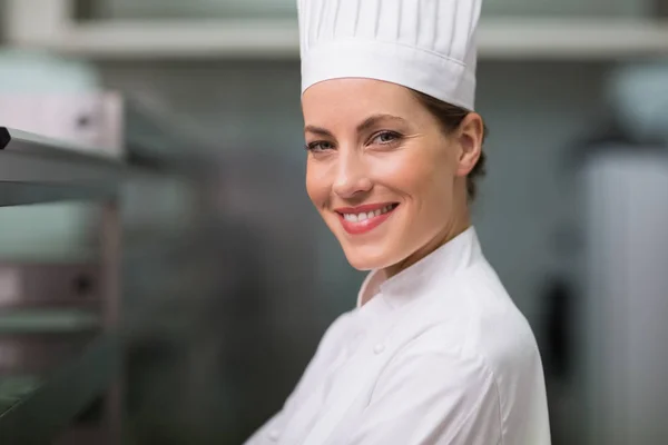 Feliz Chef Sonriendo Cámara Una Cocina Comercial — Foto de Stock