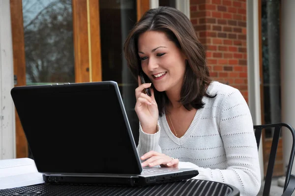 Estudante Feminina Usando Computador Conversando Celular — Fotografia de Stock