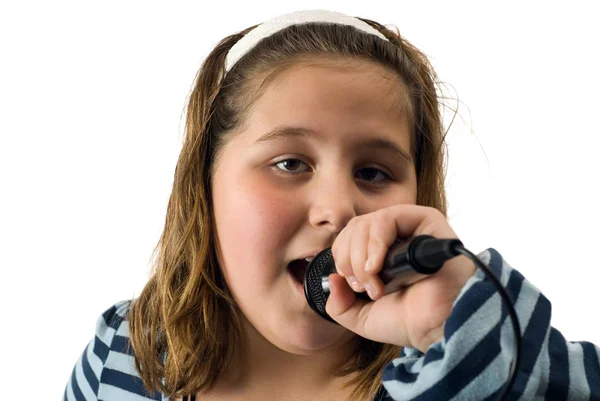 Een Jong Vrouwelijk Kind Dat Een Microfoon Zingt Geïsoleerd Tegen — Stockfoto