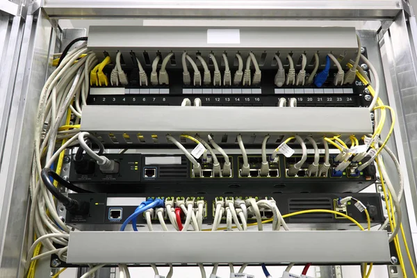 Interruptores Conectados Sala Tecnología Con Puertos Sfp Fibra Óptica — Foto de Stock