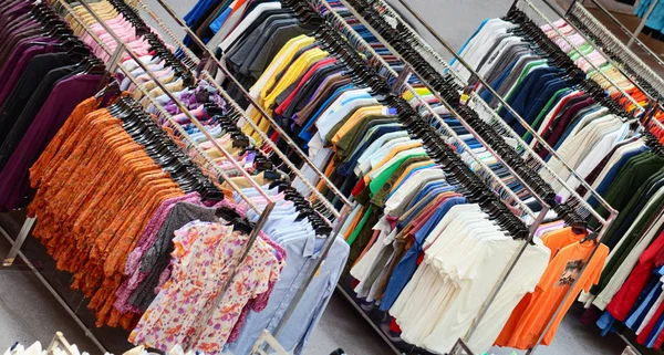 Ropa Perchas Una Gran Tienda — Foto de Stock