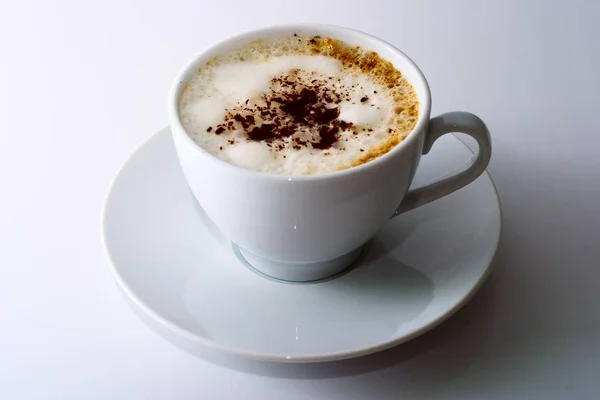 Caneca Cerâmica Com Cappuccino Fundo Branco — Fotografia de Stock