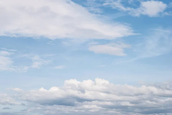 Witte Pluizige Wolken Blauwe Lucht Voor Achtergrond — Stockfoto