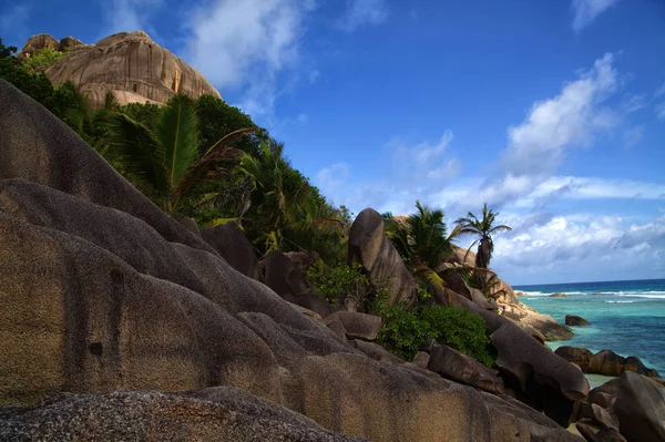 Carretera Rocosa Empinada Que Conduce Playa Del Océano Bajo Cielo — Foto de Stock