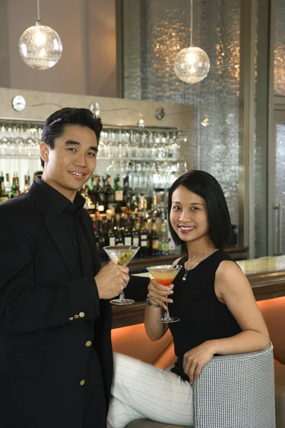 Premier Adulte Asiatique Mâle Femelle Bar Avec Des Cocktails — Photo