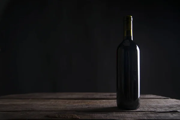 Une Bouteille Verre Vin Rouge Dans Fond Sombre — Photo