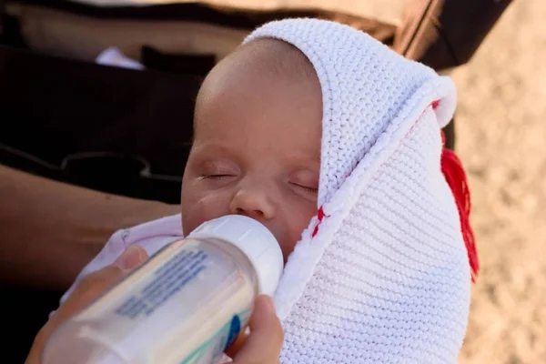 Mother Feeding Her Child Bottle Breastmilk — Stock Photo, Image