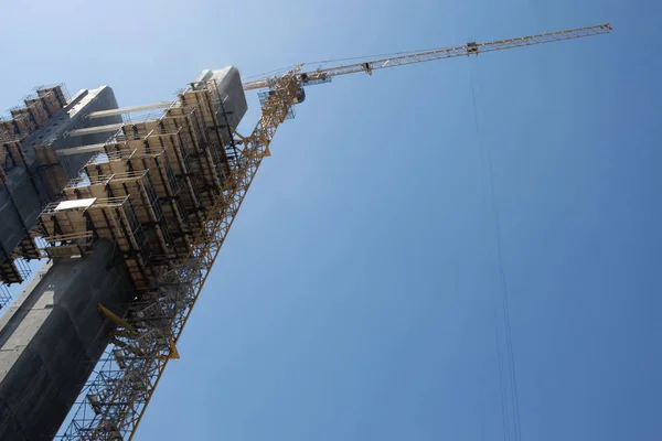 Turmdrehkran Arbeitet Bau Auf Blauem Himmel Hintergrund — Stockfoto