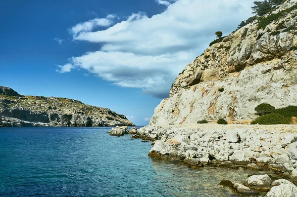 Penhasco Rochoso Borda Mar Mediterrâneo Ilha Rodes — Fotografia de Stock