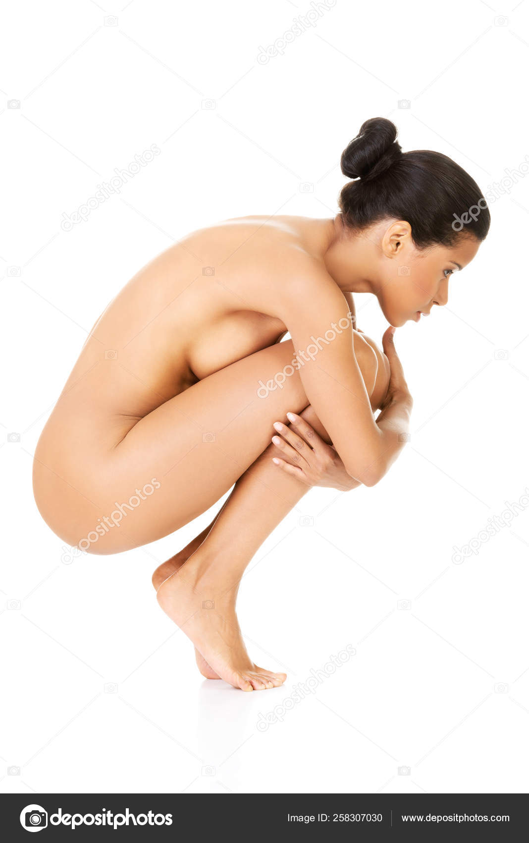 Mujer Desnuda Hermosa Agacharse Sosteniendo Sus Rodillas: fotografía de  stock © YAYImages #258307030 | Depositphotos