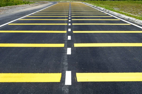Líneas Amarillas Carretera Recién Asfaltada — Foto de Stock