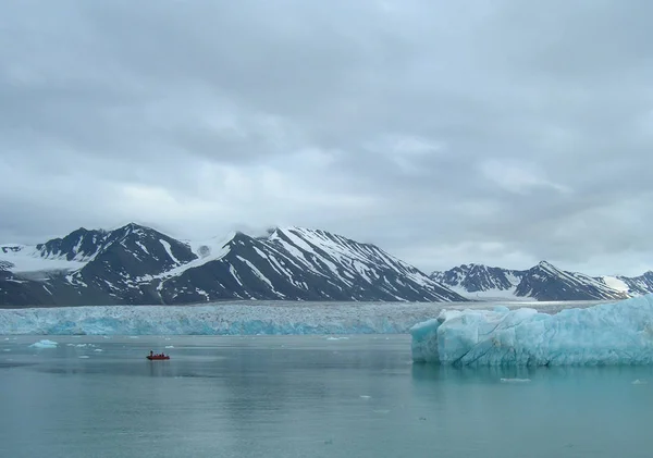Pequeno Barco Borracha Navegando Através Gelo Derretendo Icebergs Fiorde Spitsbergen — Fotografia de Stock