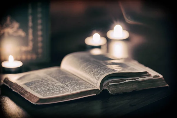 Bible Avec Des Bougies Arrière Plan Scène Faible Lumière — Photo