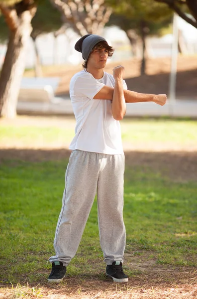 Ung Man Porträtt Stretching Efter Jogging — Stockfoto