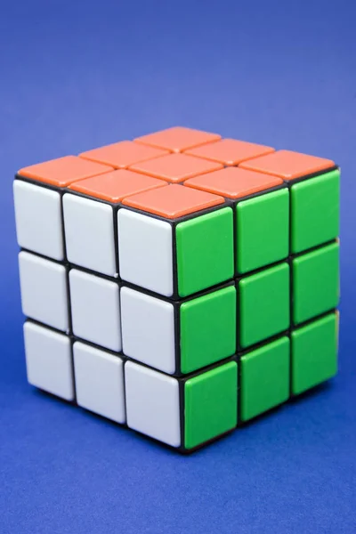 Rubik Küpü Mavi Bir Arka Plan Üzerinde Izole — Stok fotoğraf