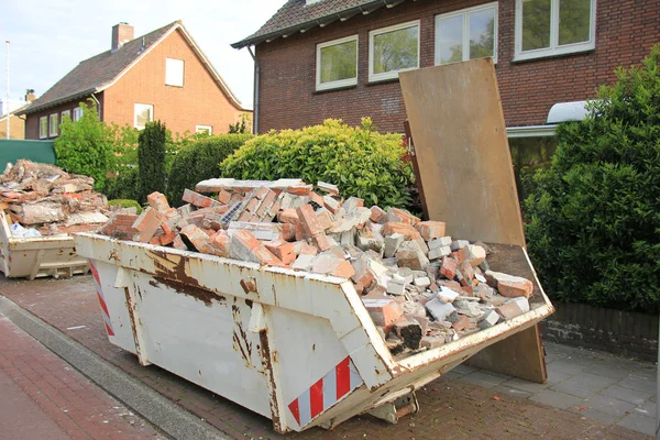 Loaded Dumpster Construction Site Home Renovation — Stock Photo, Image