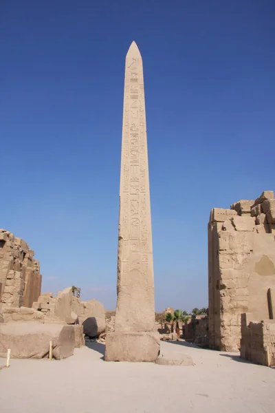 Obelisco Karnak Temple Luxor Egito Céu Azul Espaço Cópia — Fotografia de Stock