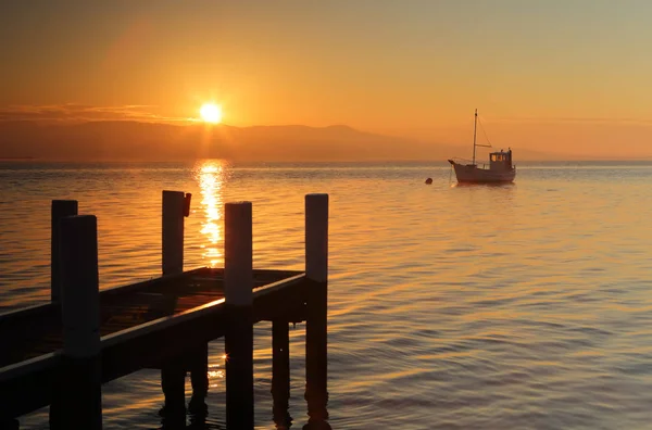 Misty Morgon Och Golden Orange Sunrise Med Passande Namnet Boat — Stockfoto