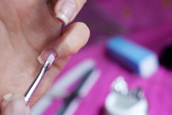 Een Vrouw Die Haar Nagels Lakken — Stockfoto