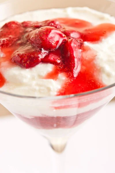 Gelaagde Dessert Gemaakt Van Aardbeien Yoghurt Pudding Eenvoudige Instelling — Stockfoto