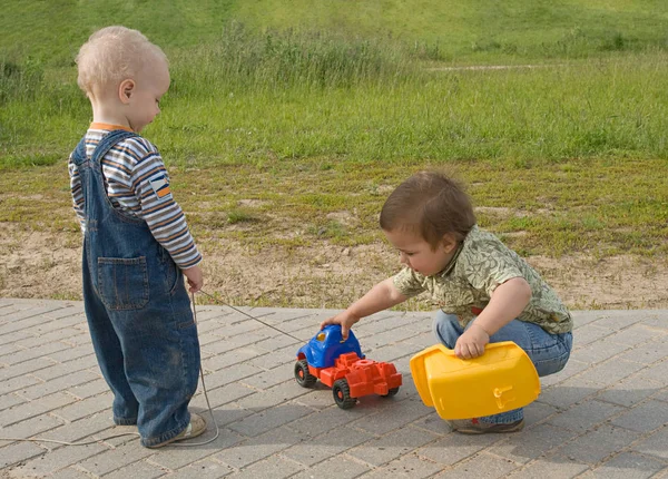 Два Мальчика Пытаются Починить Игрушечный Грузовик — стоковое фото