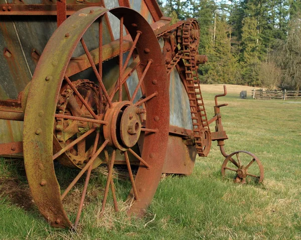 Rusty Antieke Landbouwmachines Tegen Schuur Muur — Stockfoto