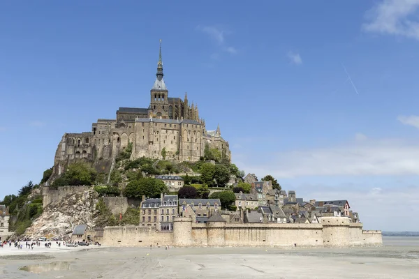 Una Foto Distancia Mont Michel Normandía Francia Con Cielo Azul —  Fotos de Stock