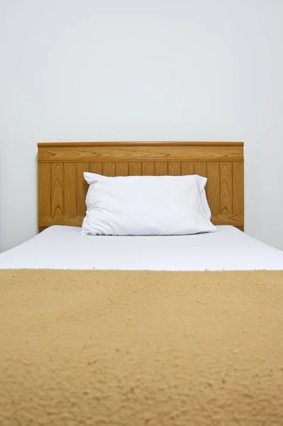White Pillow Brown Bed Blanket Bedroom Hotel — Stock Photo, Image