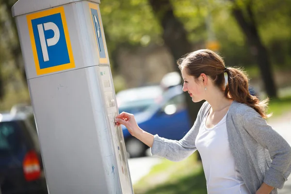 Mujer Joven Pagando Por Estacionamiento — Foto de Stock