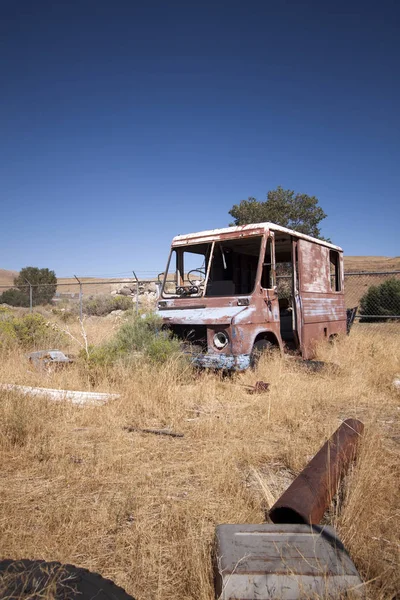 フィールドに古い放棄されたヴィンテージ配達トラックのバン — ストック写真