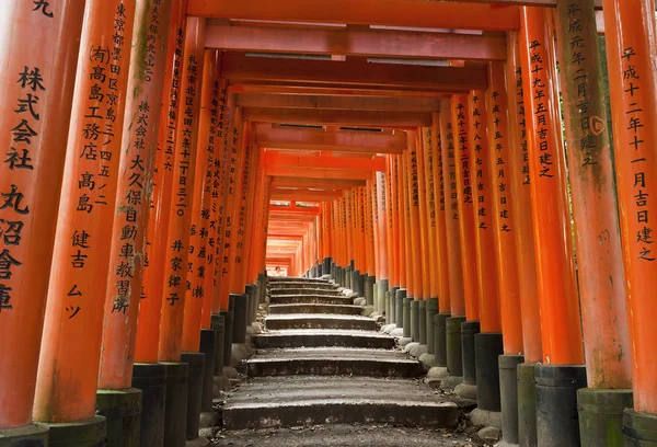 Знаменитая Синтоистская Святыня Фусими Инари Тайша Около Киото Включает Около — стоковое фото