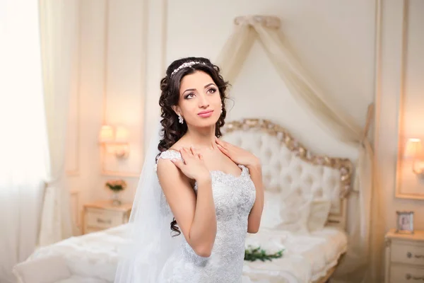 Bela Noiva Morena Vestido Casamento Luxuoso Posando Interior — Fotografia de Stock