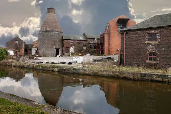 Abandoned Pottery Factory Stands Allongside Trent Mersey Canal Bygone Times — Stock Photo, Image